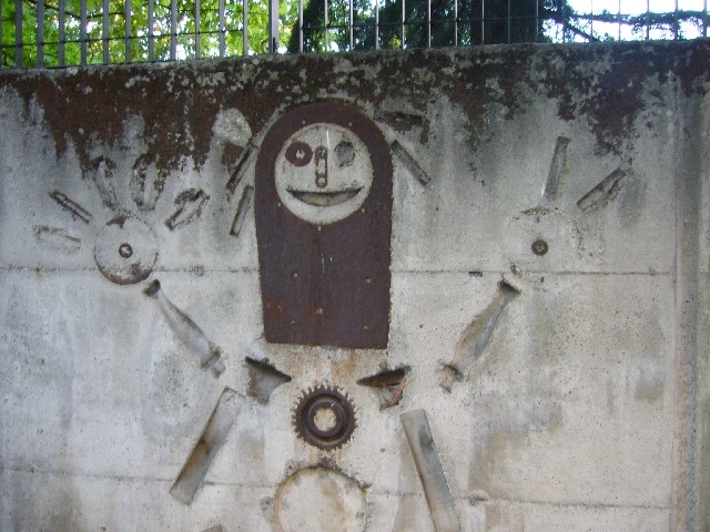 Giardino G. Fava - muro esterno con graffiti e inserti metallici